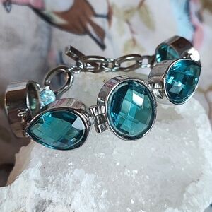Anne Klein AK Aqua Blue Faceted Bracelet Heavy Silver Tone Glass? Stone? Elbaite